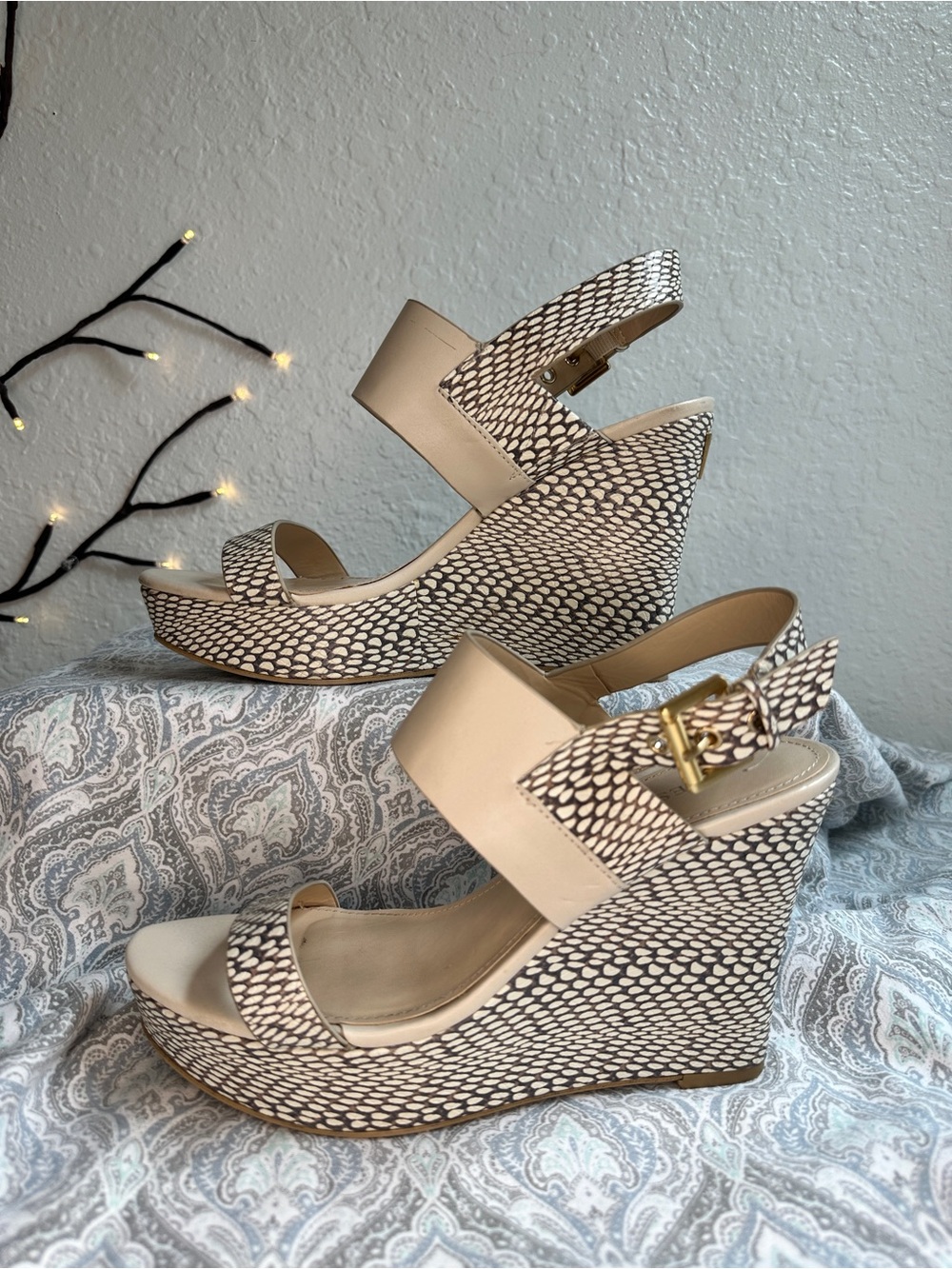 GUESS Beige Patterned Wedge Sandals with Gold Buckle (9M)